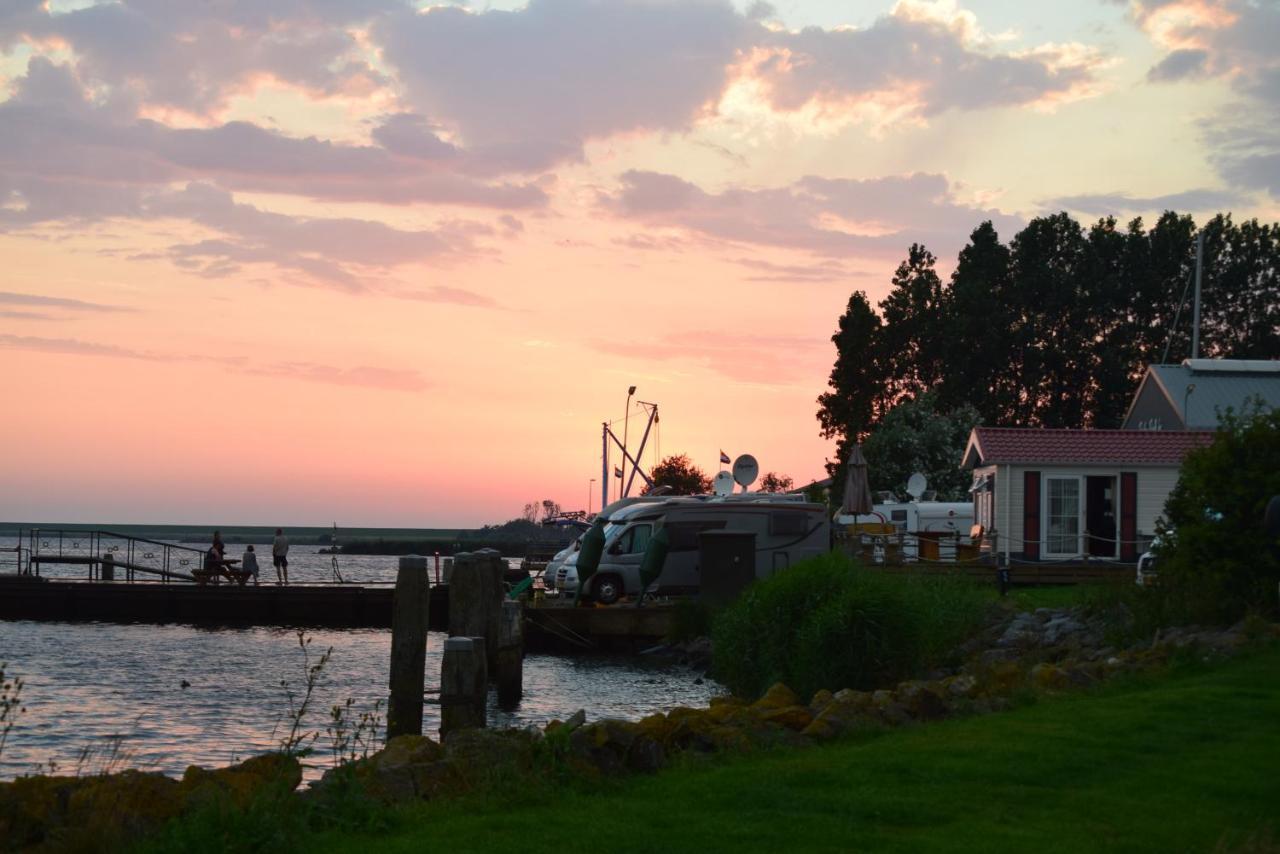 Slaaphuisjes Lauwersmeerplezier! Bed and Breakfast Lauwersoog Esterno foto